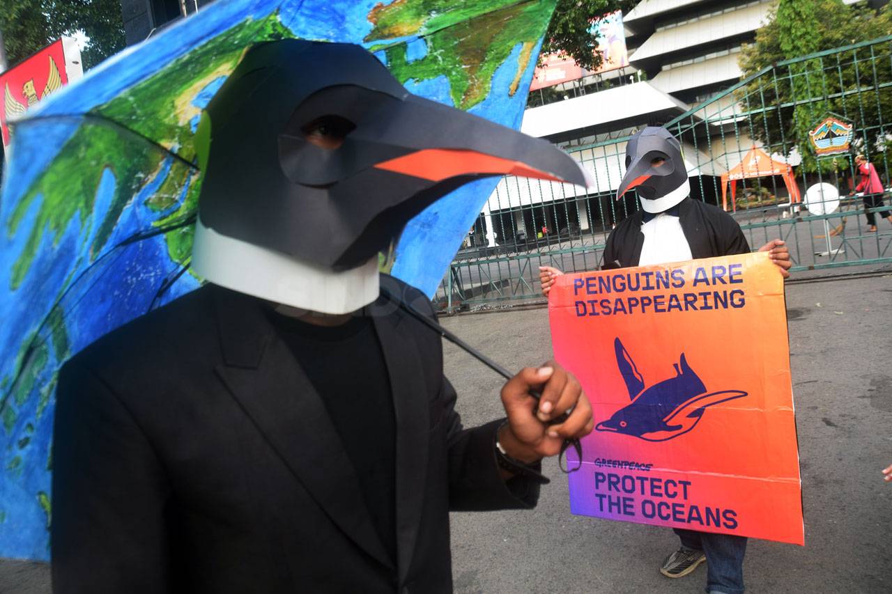 Greenpeace Gelar Aksi...