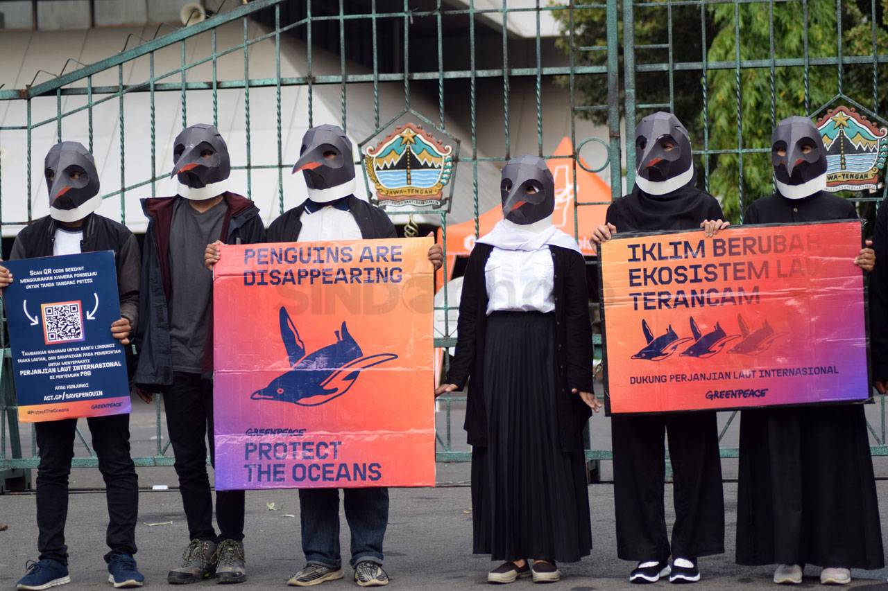 Greenpeace Gelar Aksi...