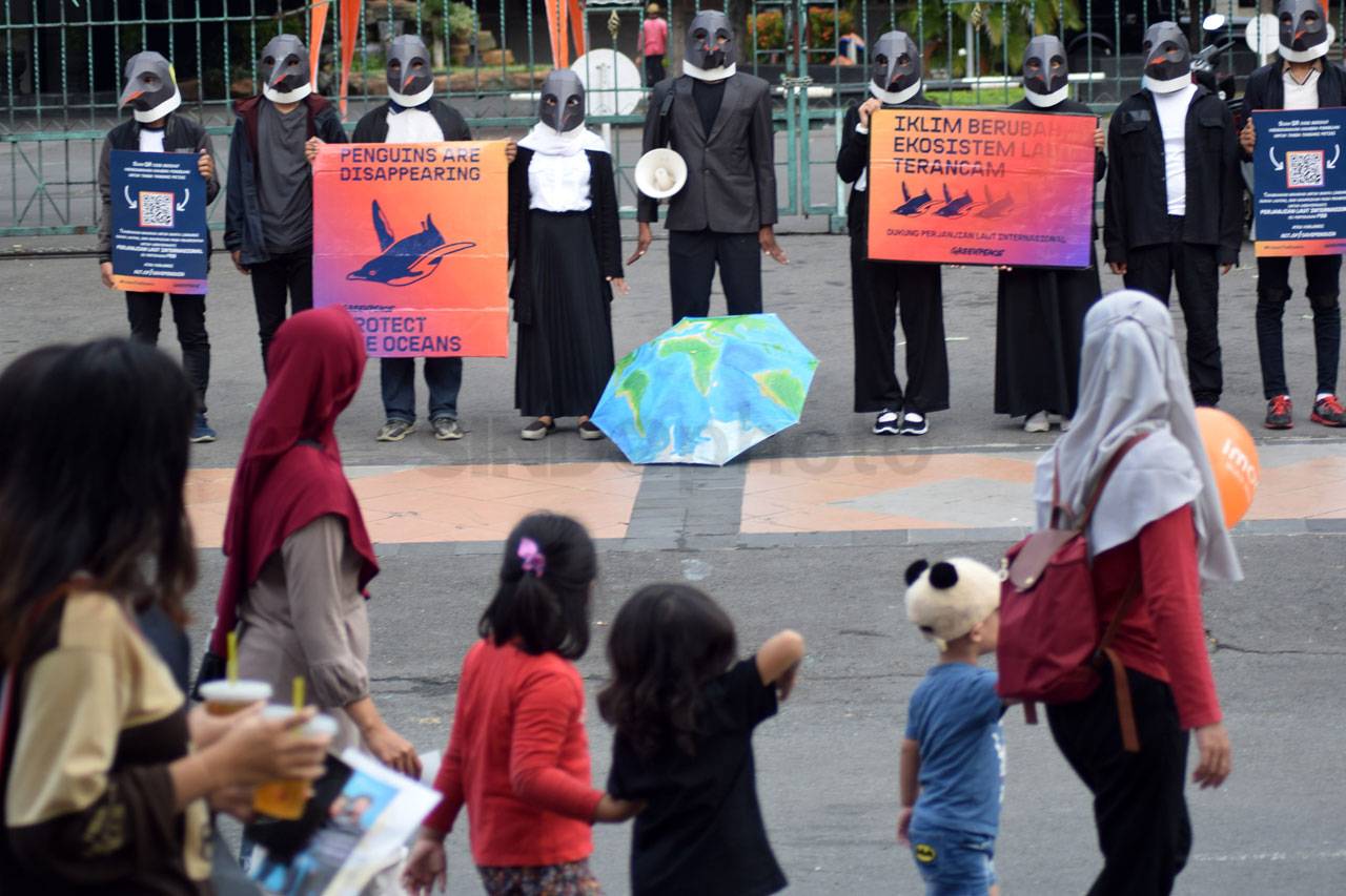 Greenpeace Gelar Aksi...