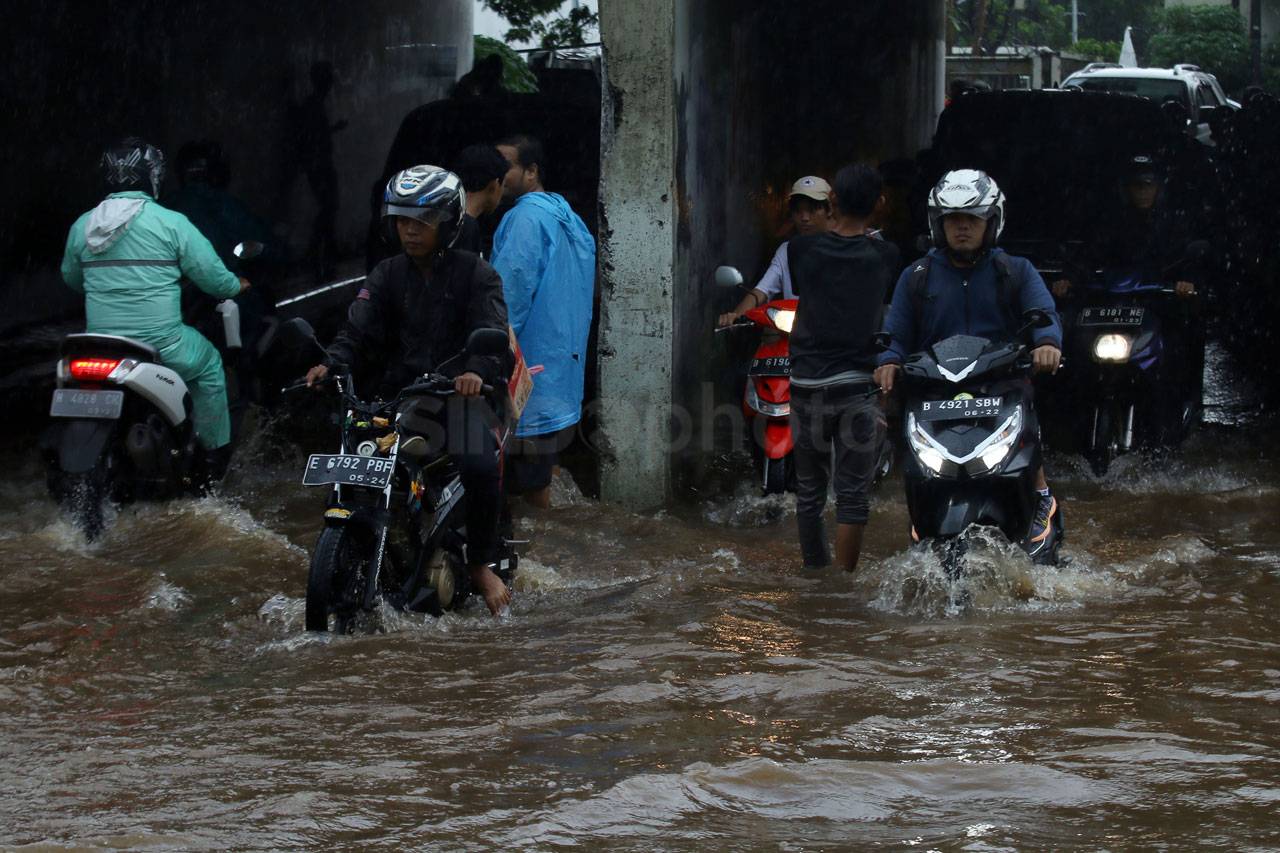 Kolong Tol Tomang Hingga...