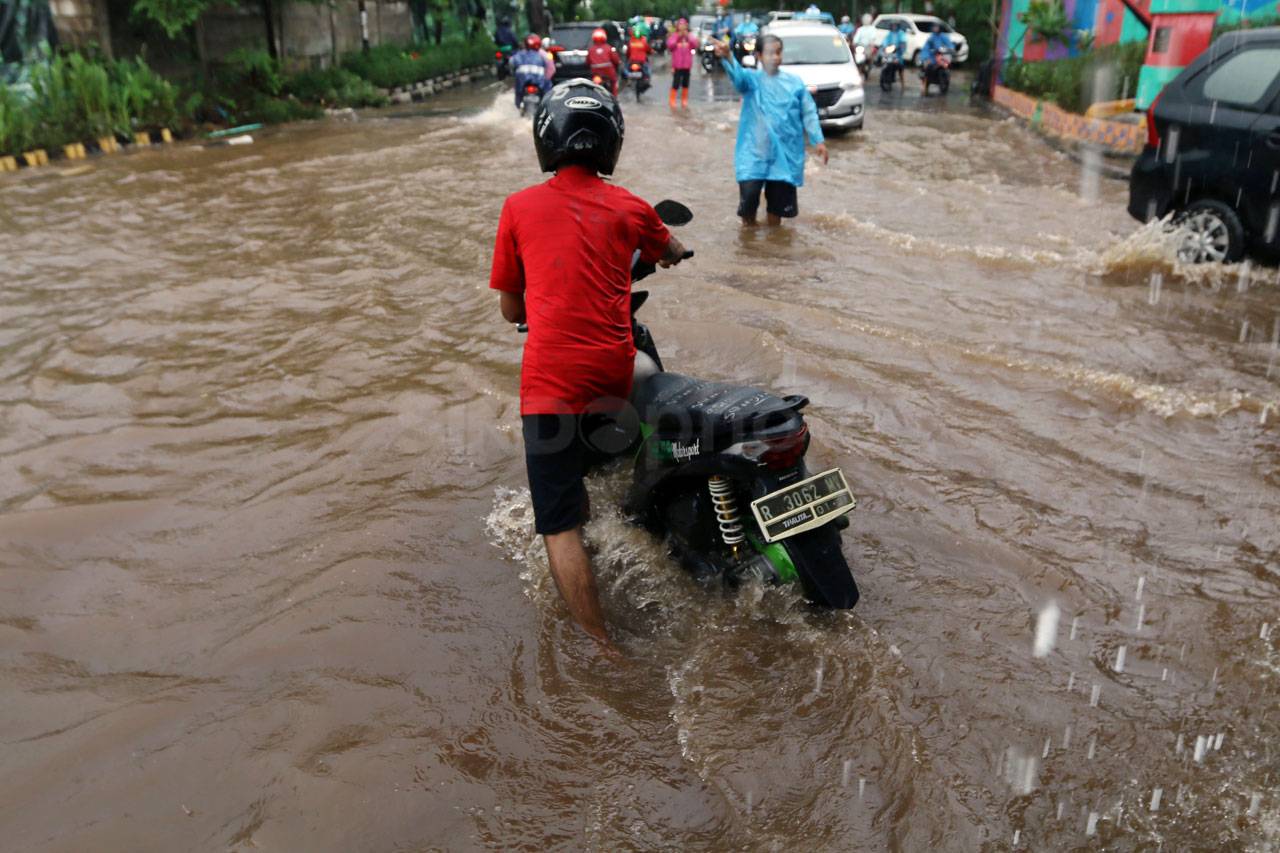 Kolong Tol Tomang Hingga...