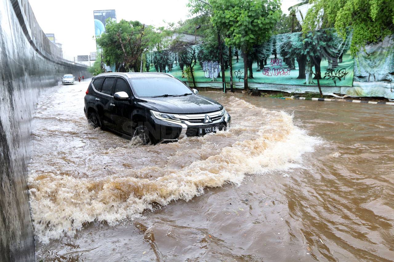 Kolong Tol Tomang Hingga...
