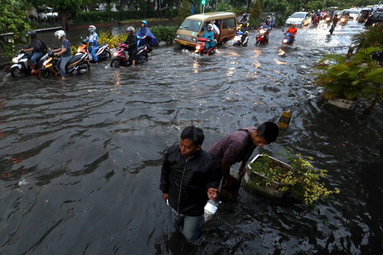 Diguyur Hujan Satu Jam,...