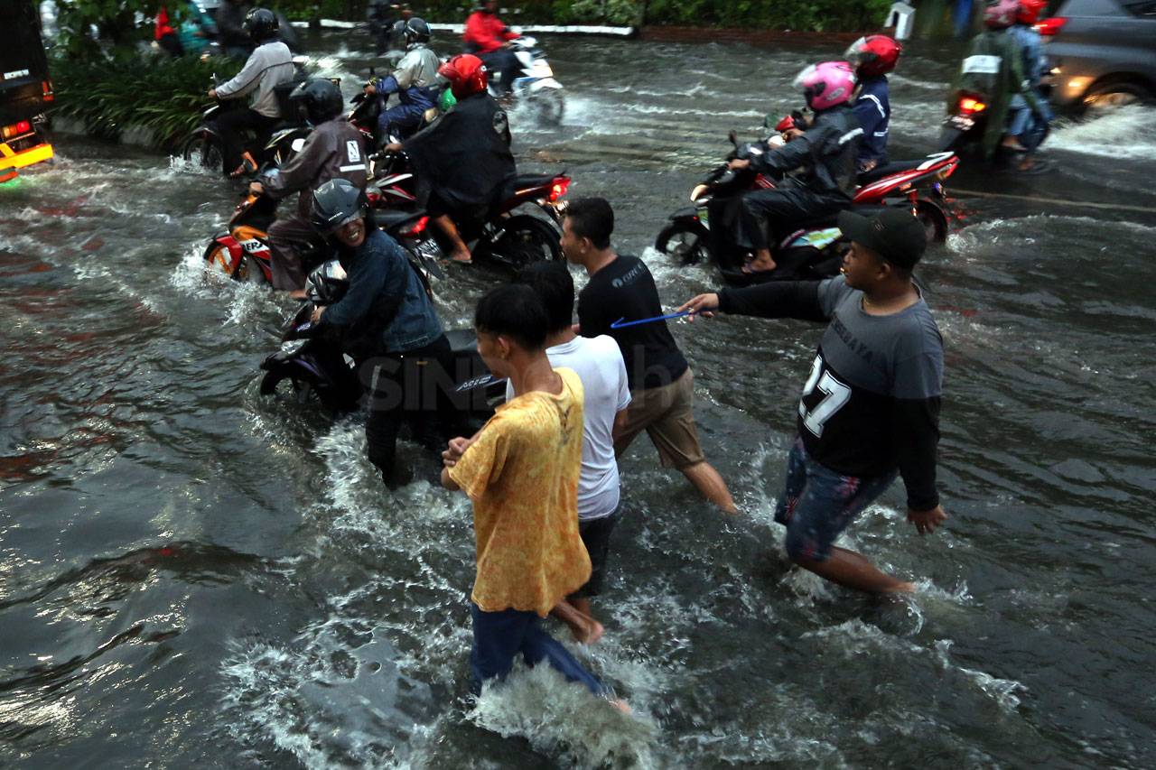 Diguyur Hujan Satu Jam,...