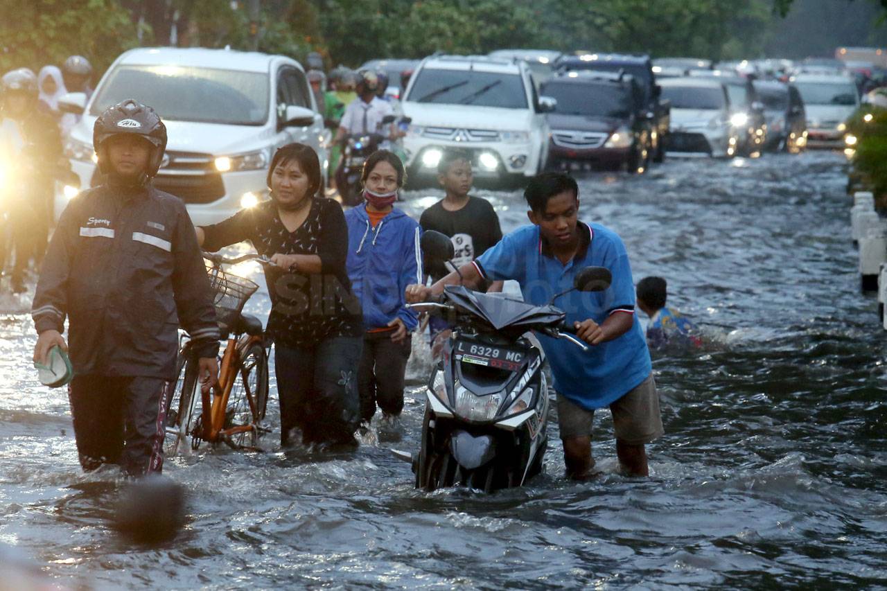 Diguyur Hujan Satu Jam,...