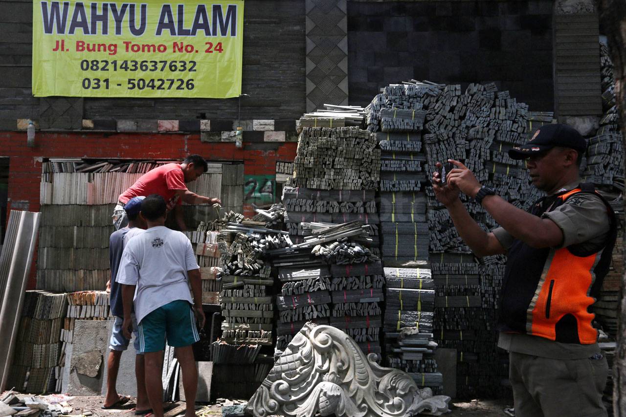 Satpol PP Bersihkan...