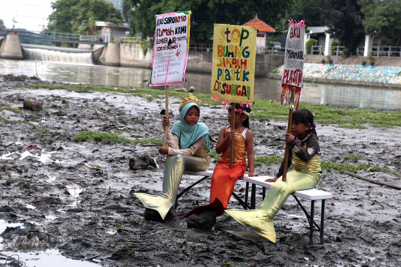 Tiga Puteri Duyung Tampak...