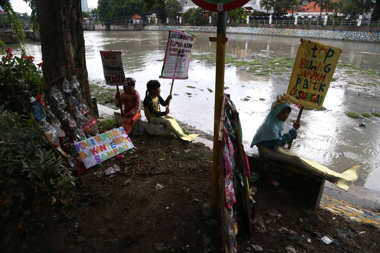 Tiga Puteri Duyung Tampak...