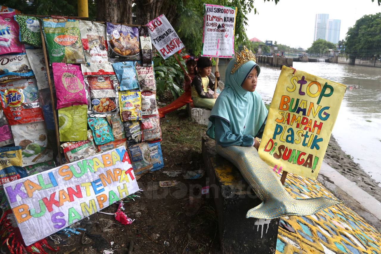 Tiga Puteri Duyung Tampak...