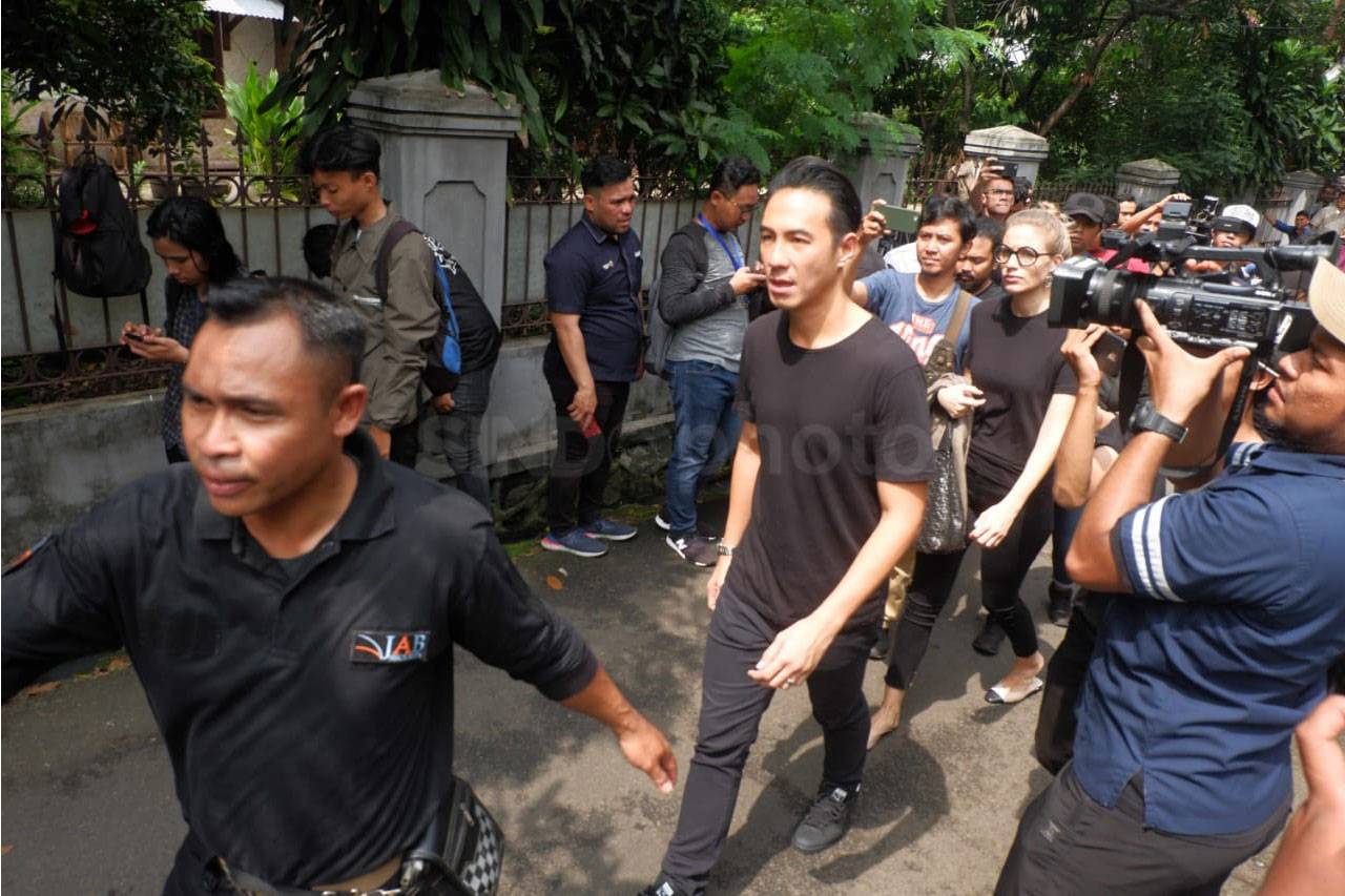 Sejumlah Artis Melayat...