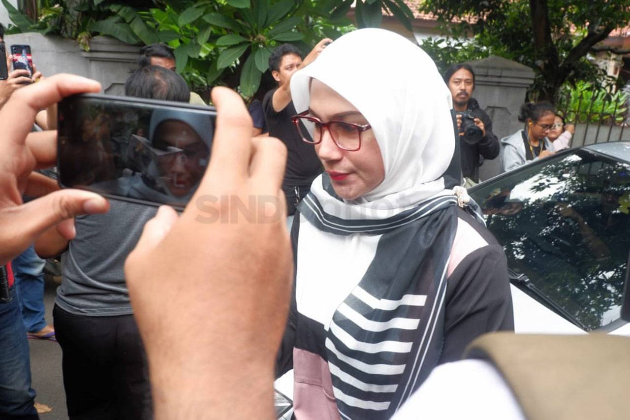 Sejumlah Artis Melayat...