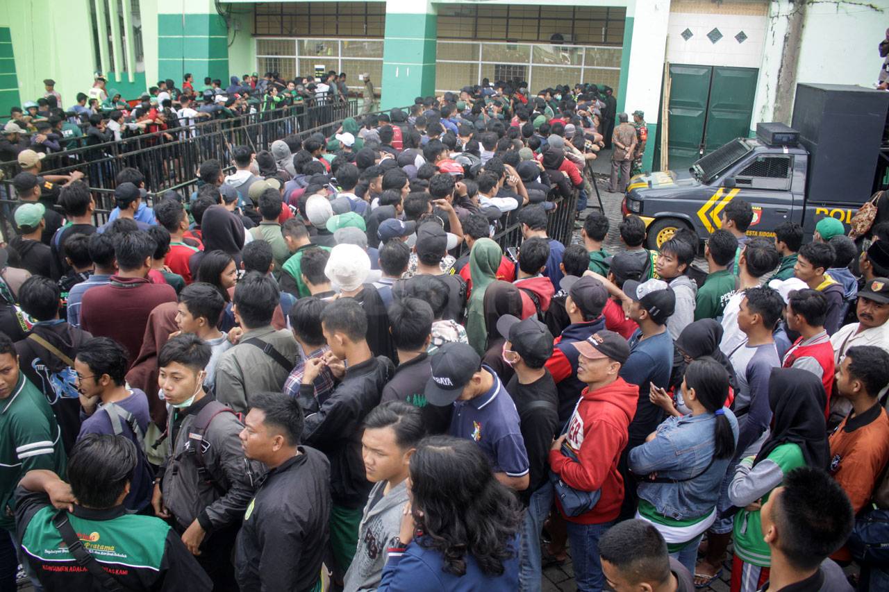 Ribuan Suporter Antre...