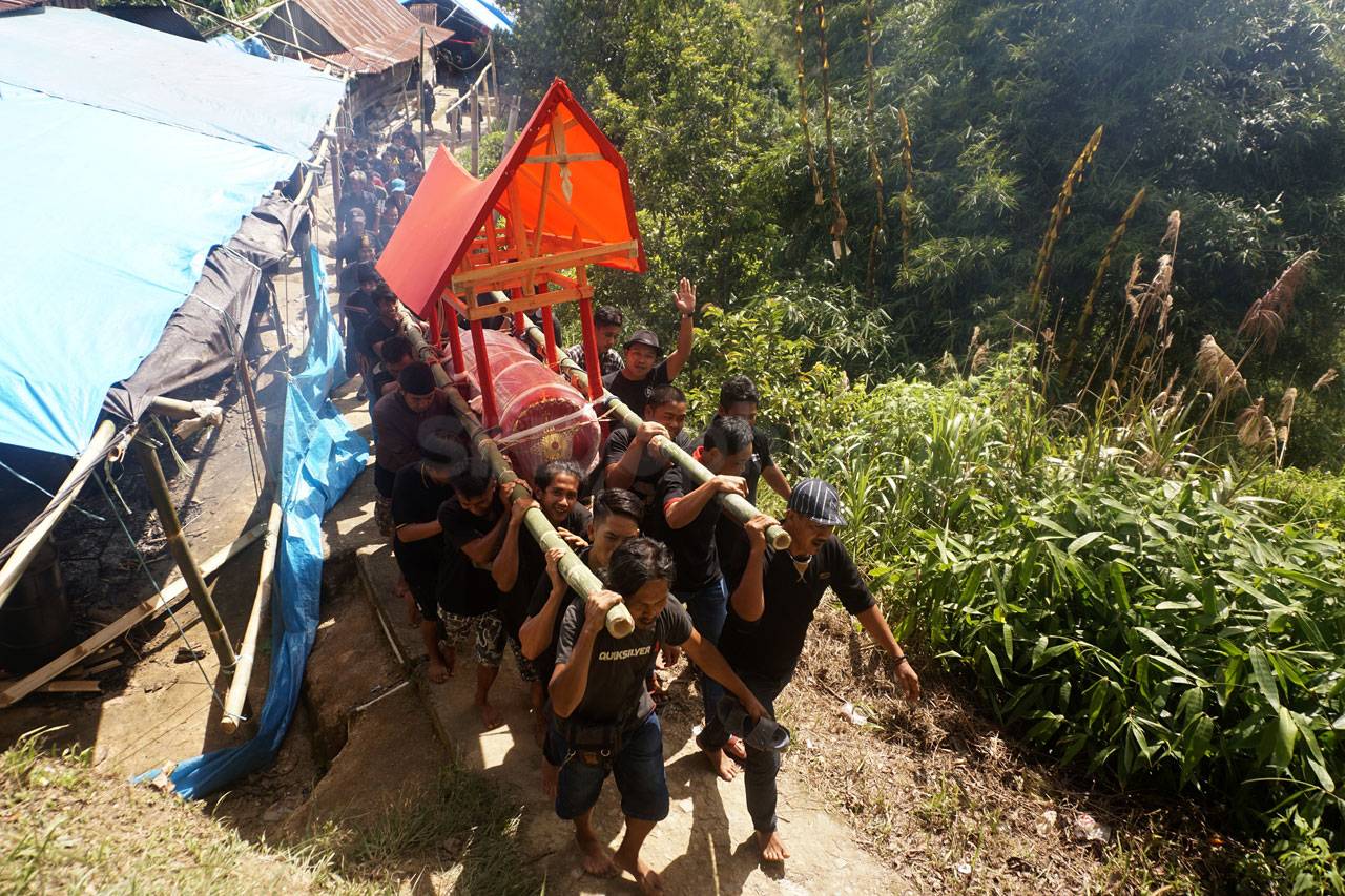 Rambu Solo, Upacara...
