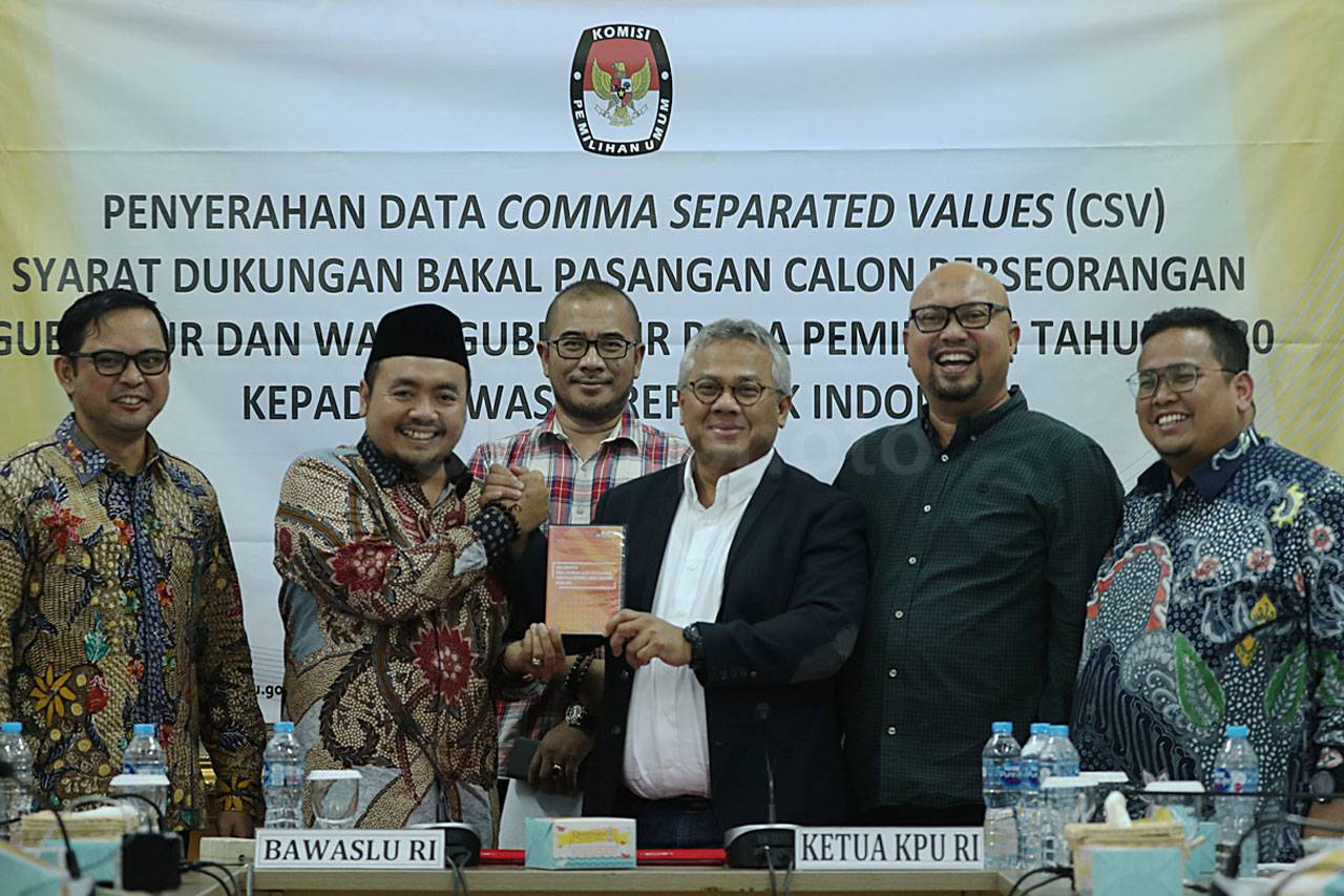 KPU Serahkan Data Syarat...