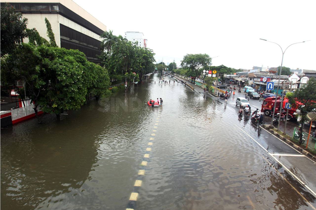 Banjir, Jalan Letjen...