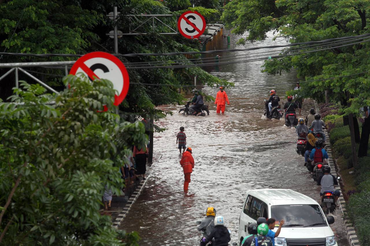 Banjir, Jalan Letjen...