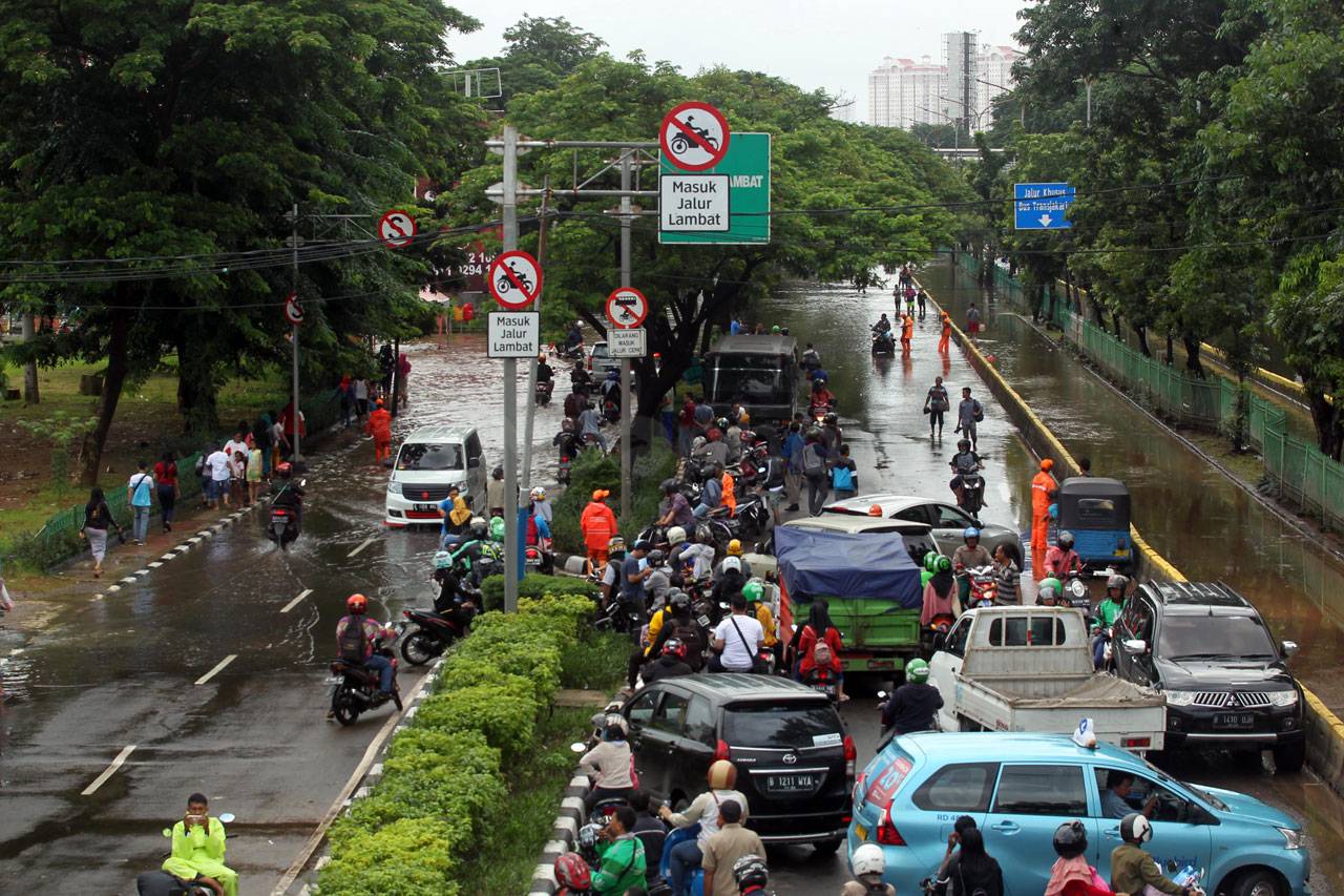 Banjir, Jalan Letjen...