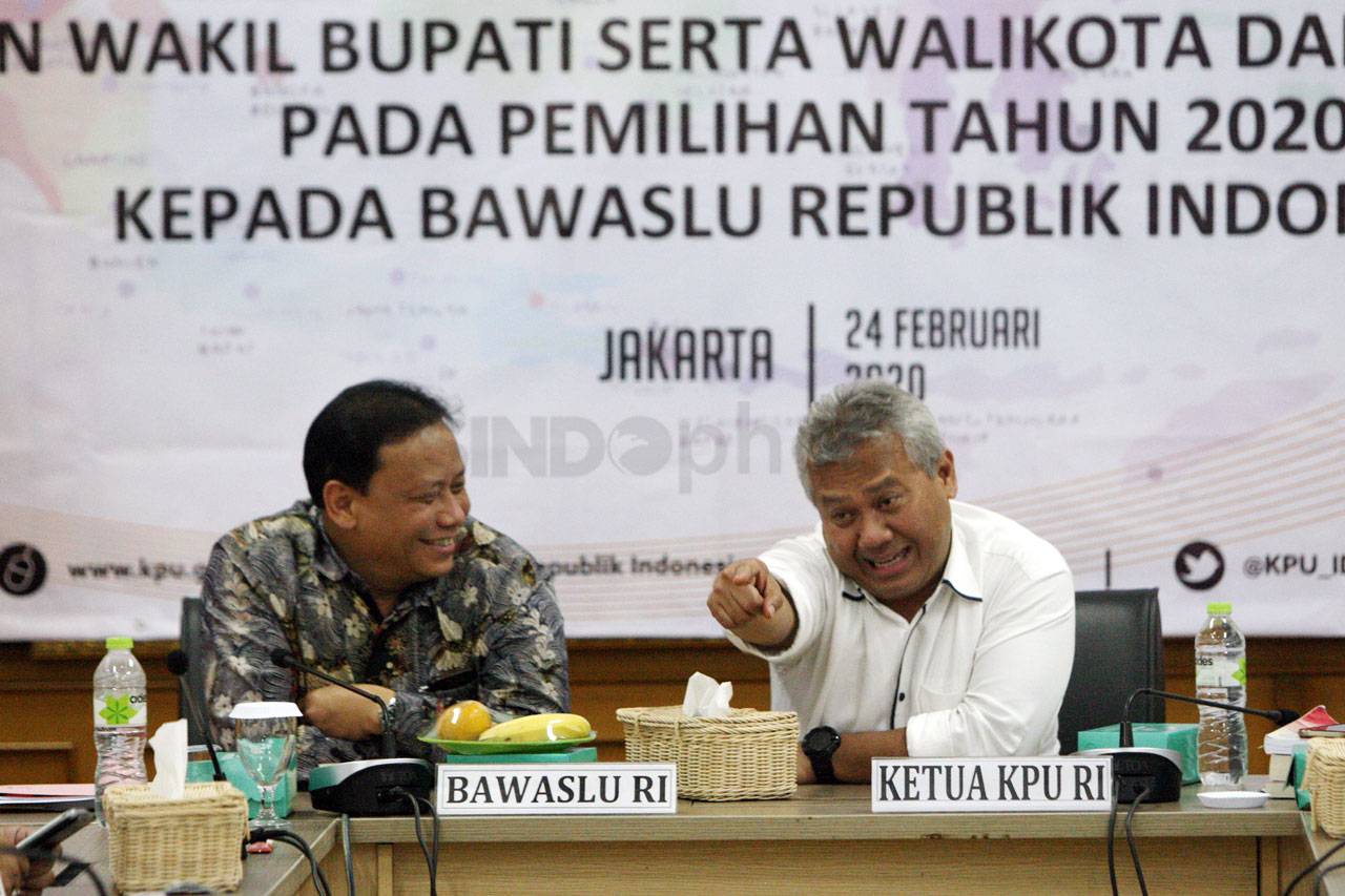 KPU Serahkan Data Comma...