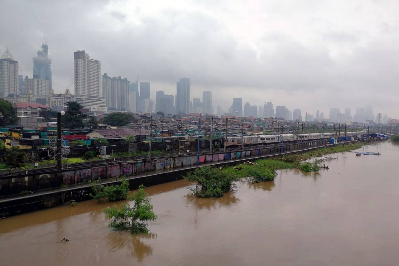 Kanal Banjir Barat Meluap,...