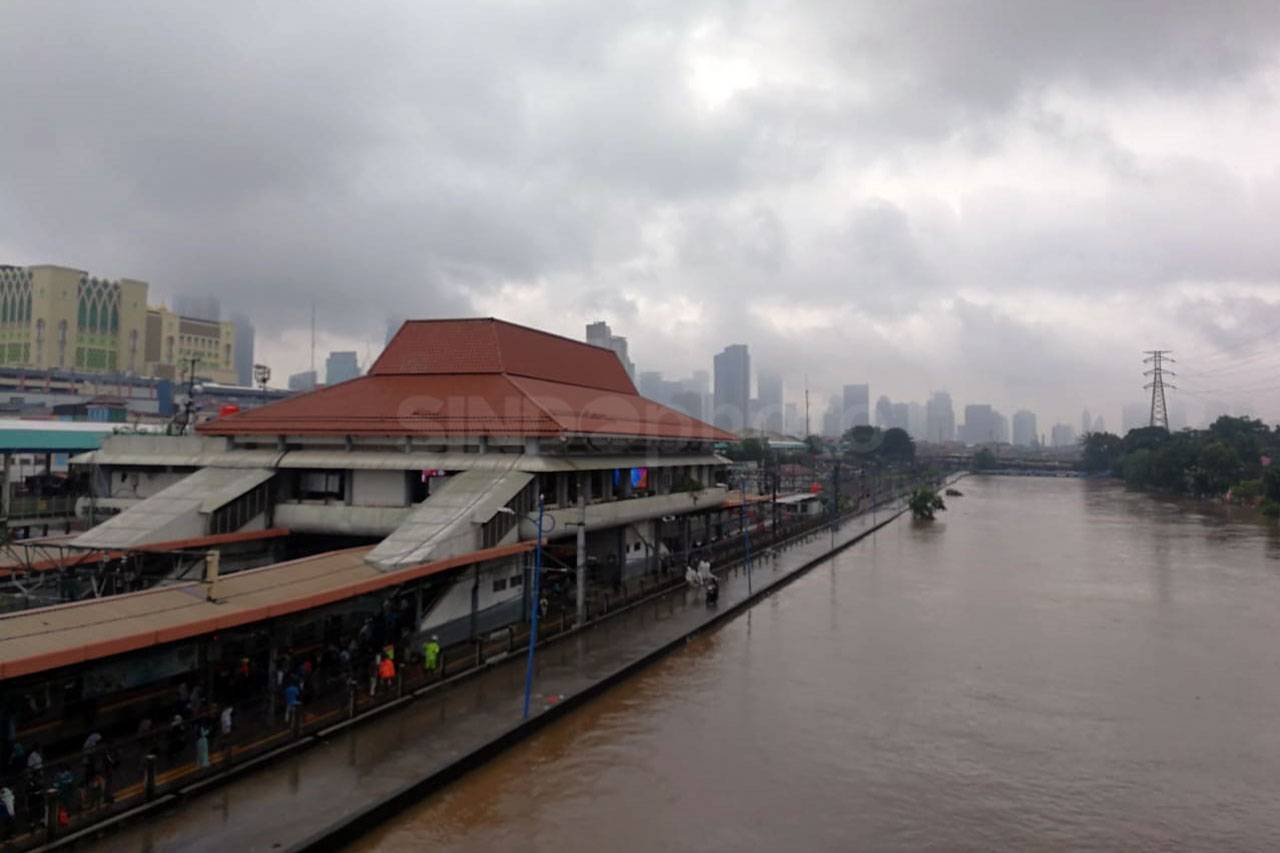 Kanal Banjir Barat Meluap,...