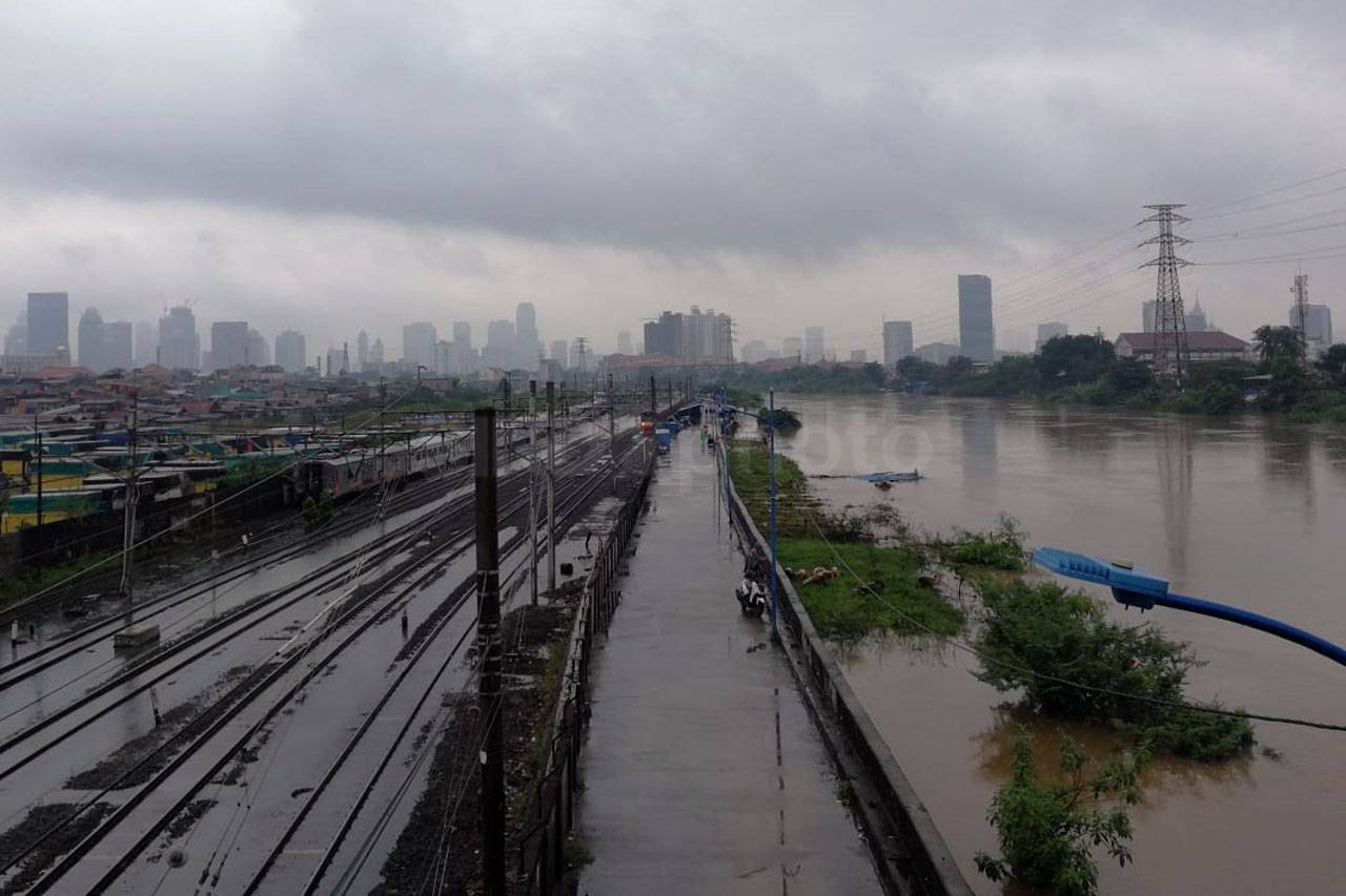 Kanal Banjir Barat Meluap,...