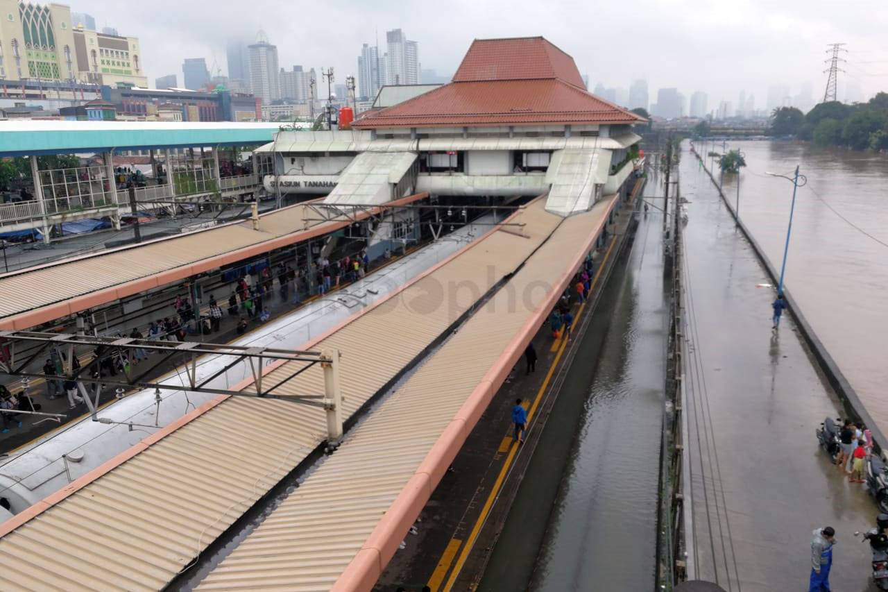 Kanal Banjir Barat Meluap,...