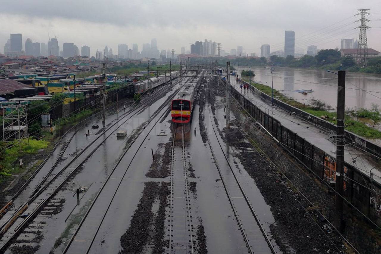 Kanal Banjir Barat Meluap,...