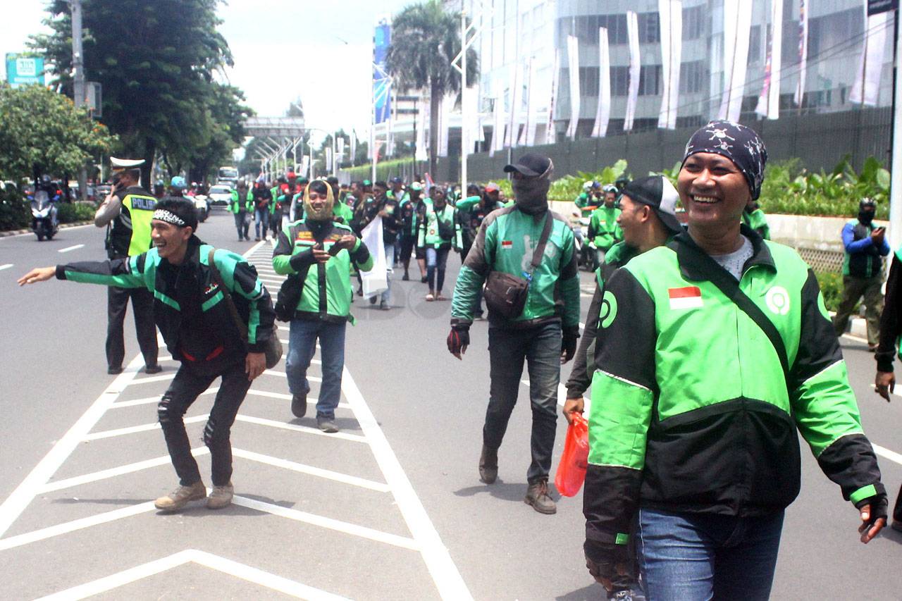 Ratusan Pengemudi Ojek...