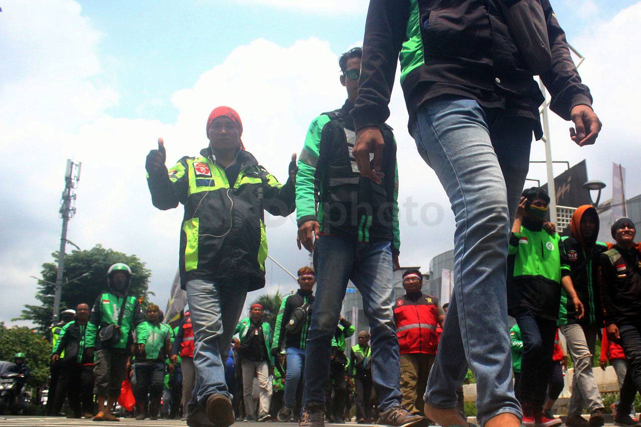 Ratusan Pengemudi Ojek...