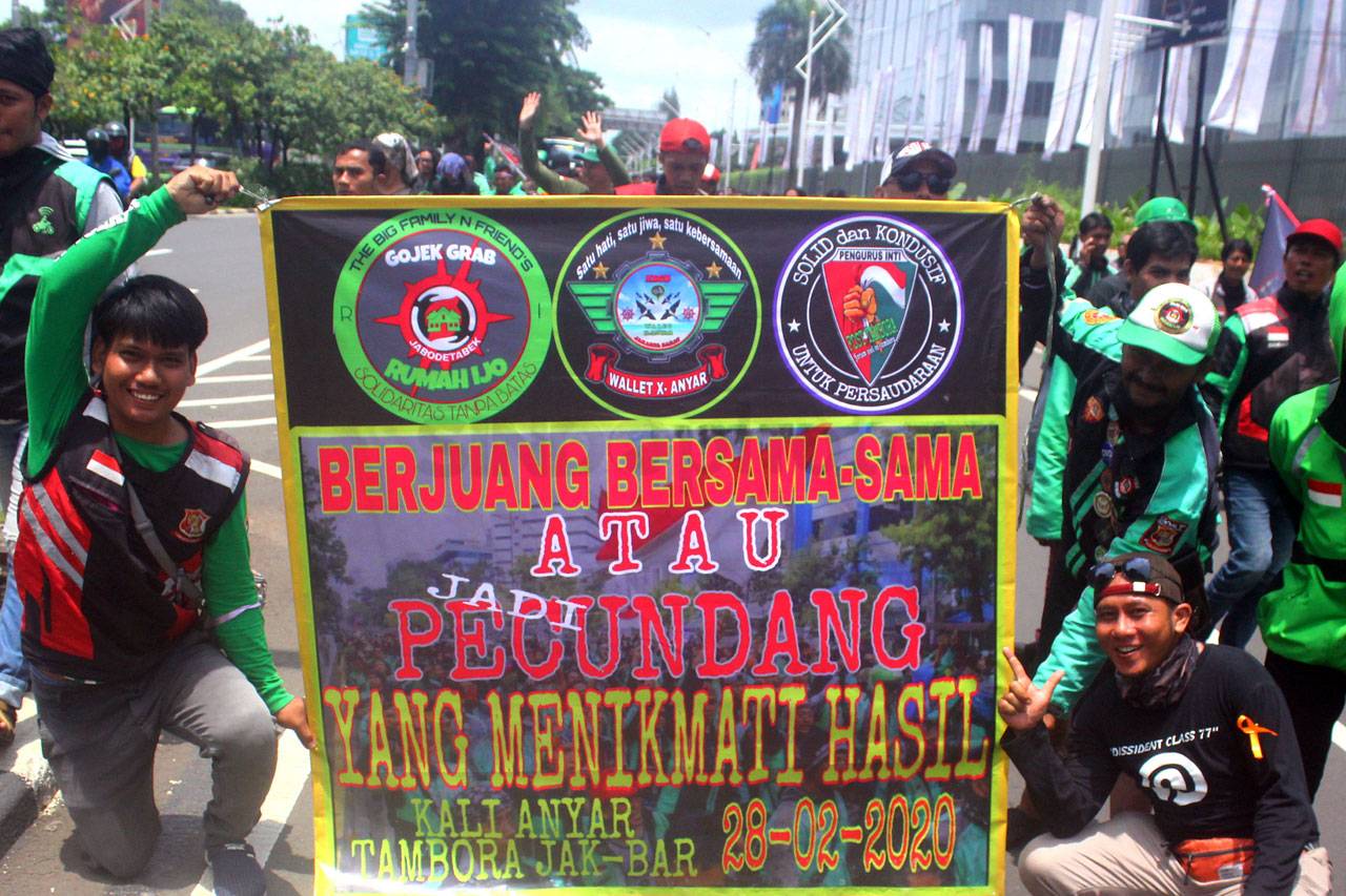 Ratusan Pengemudi Ojek...
