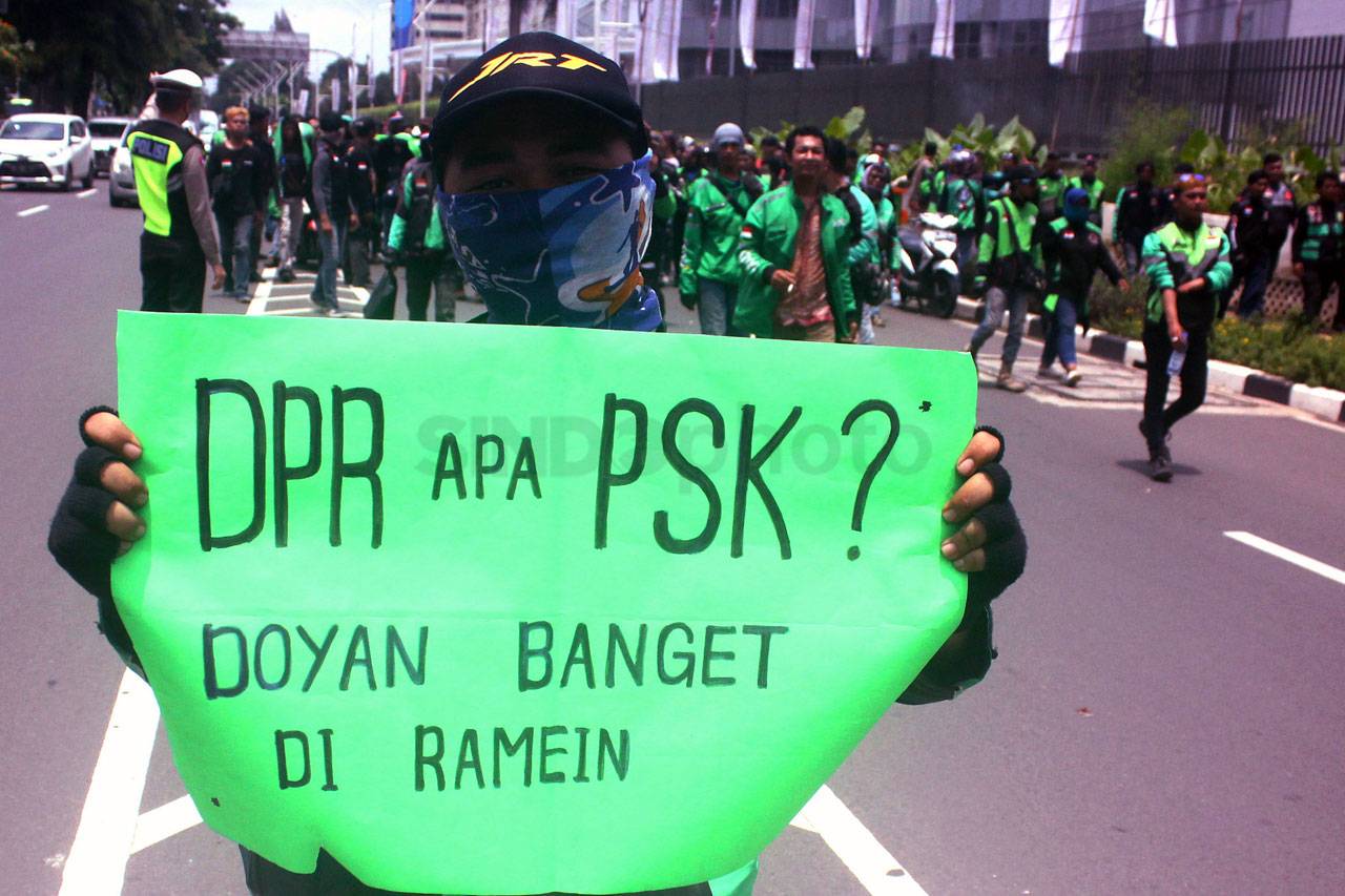 Ratusan Pengemudi Ojek...