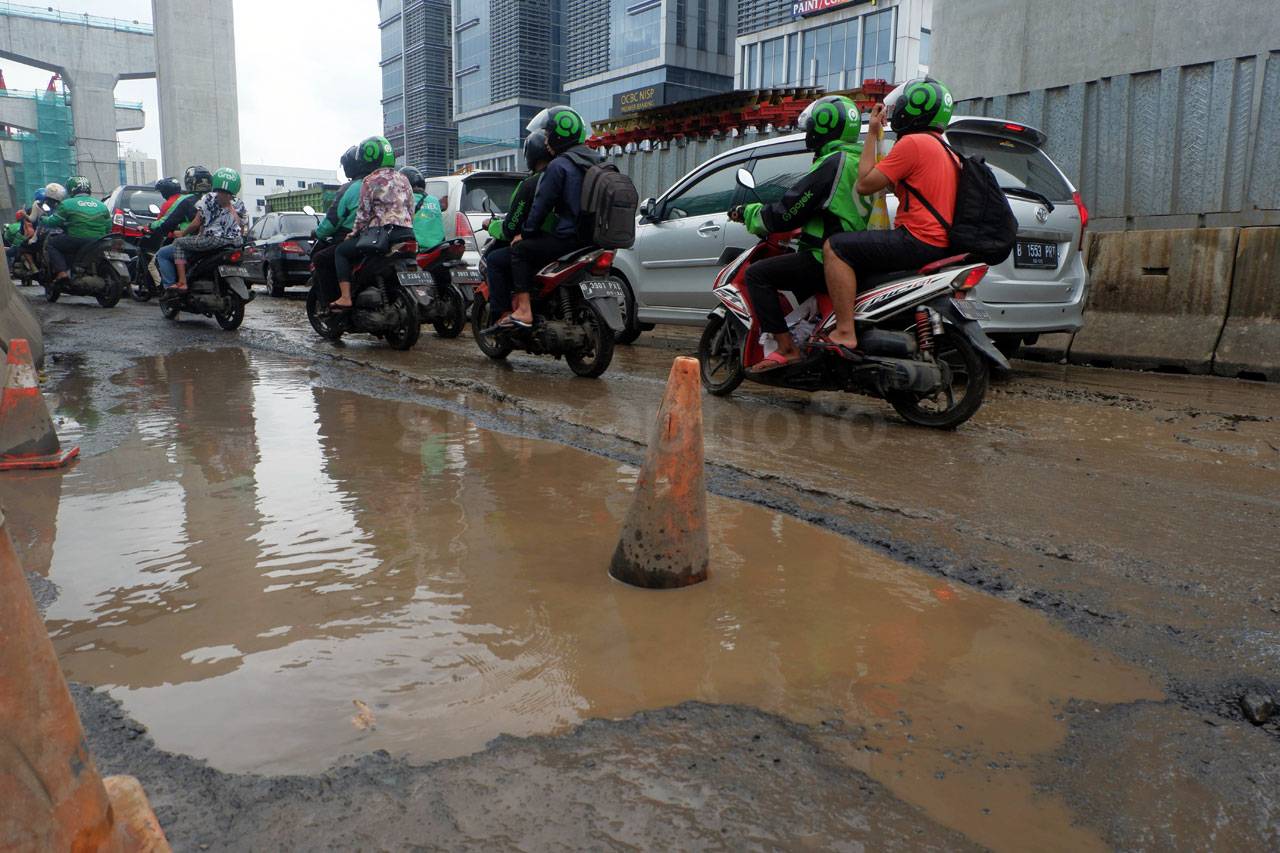 Jalan Boulevard Barat...