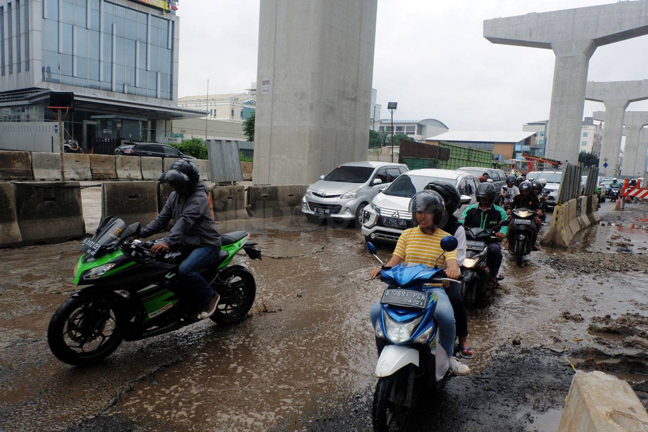 Jalan Boulevard Barat...