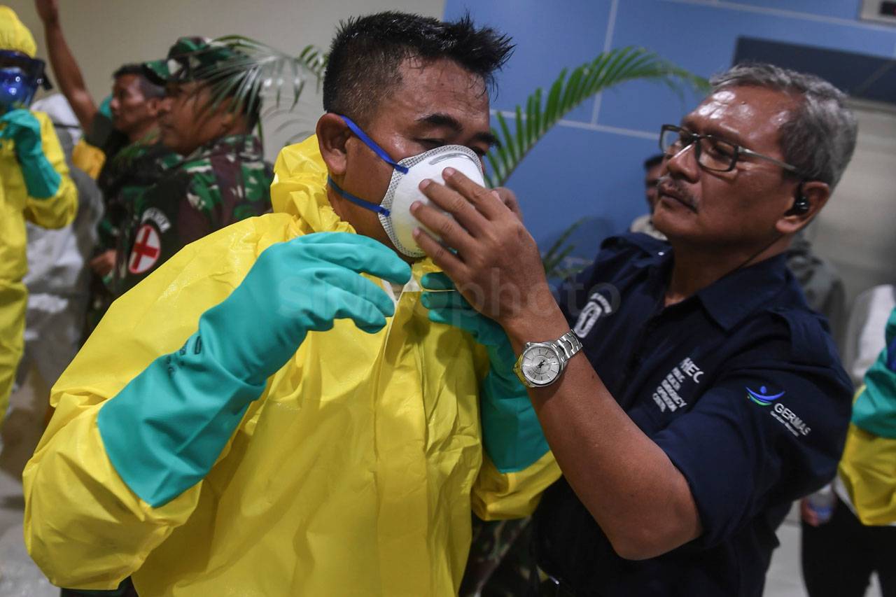 Petugas Berpelindung...