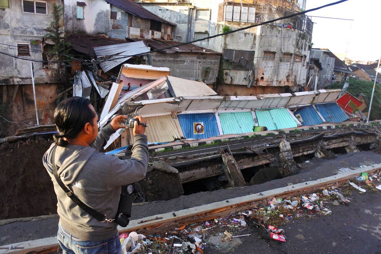 Pertokoan Jompo di Jalan...