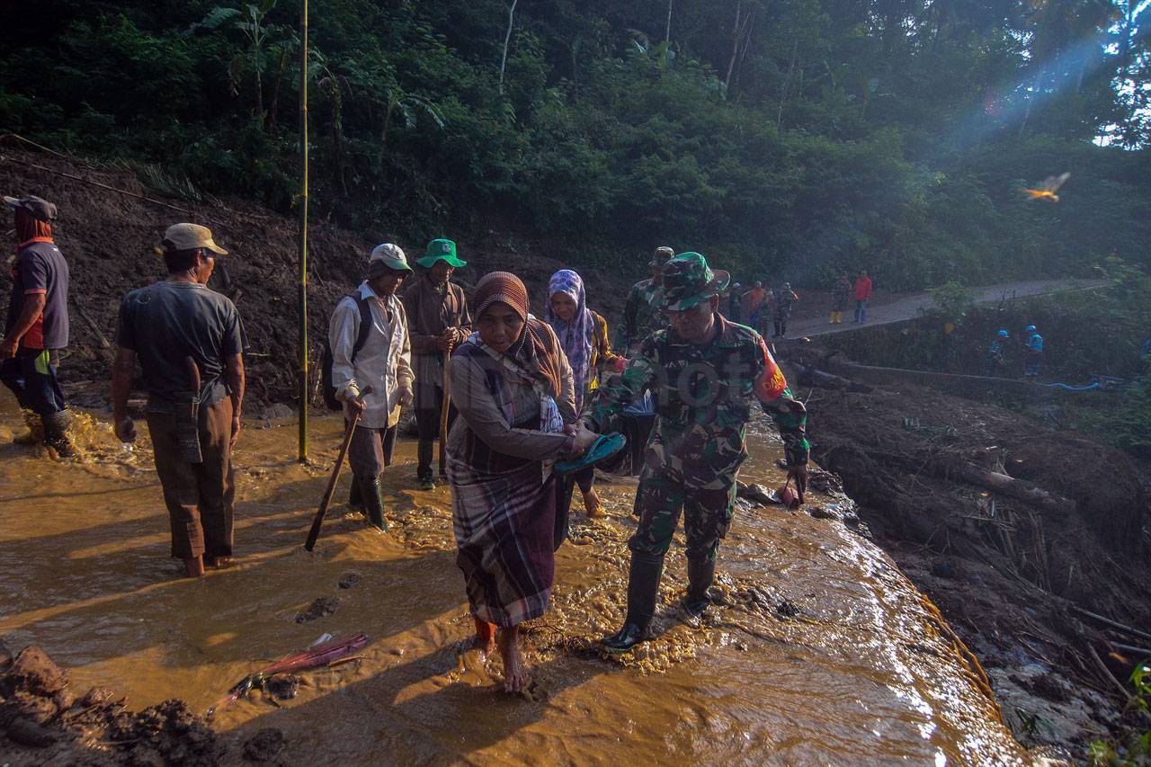 Longsor di Tasikmalaya,...