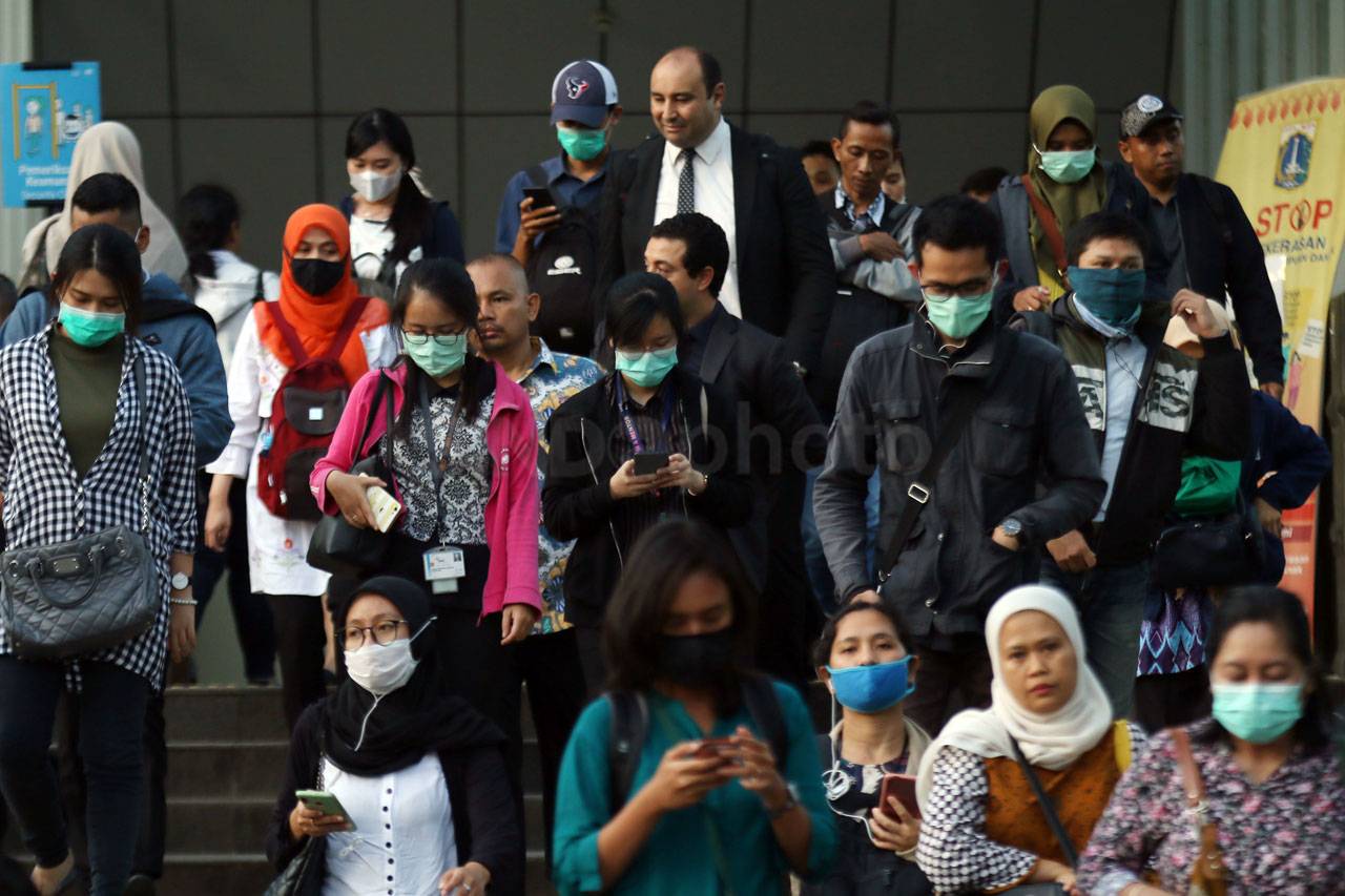 Gunakan Masker, Warga...