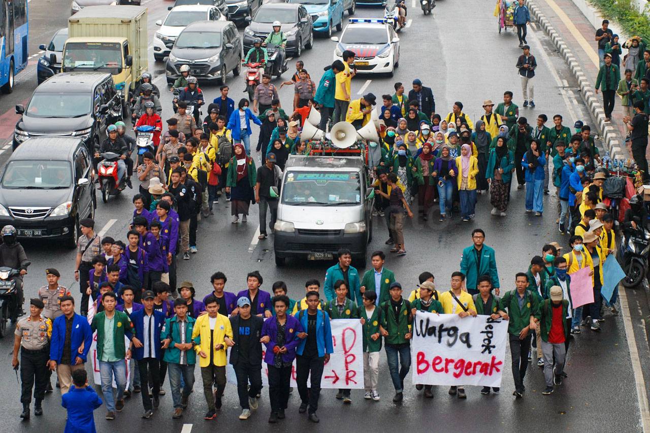 Mahasiswa Demo di DPR...