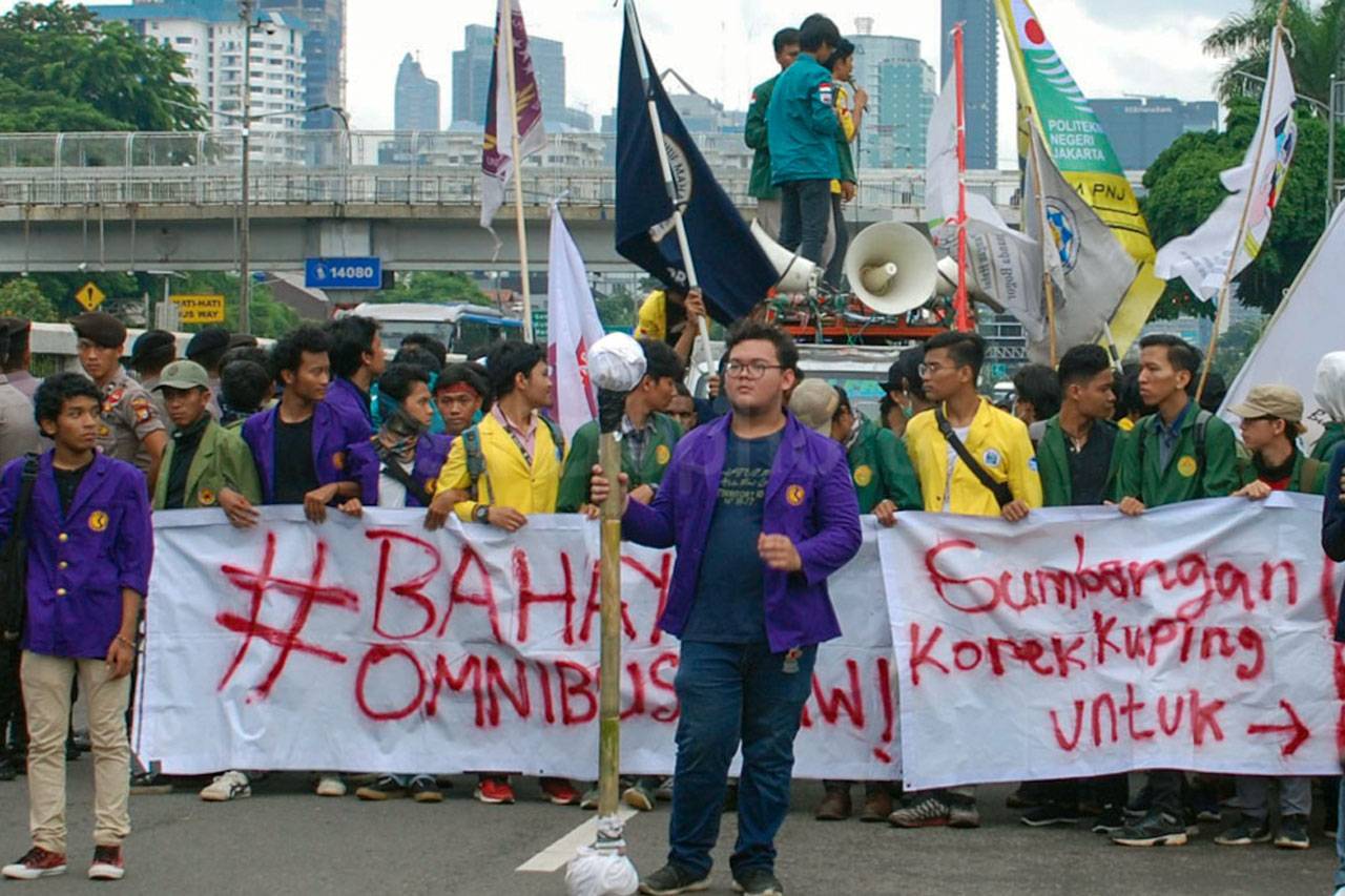 Mahasiswa Demo di DPR...