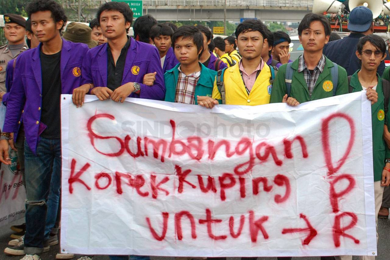 Mahasiswa Demo di DPR...
