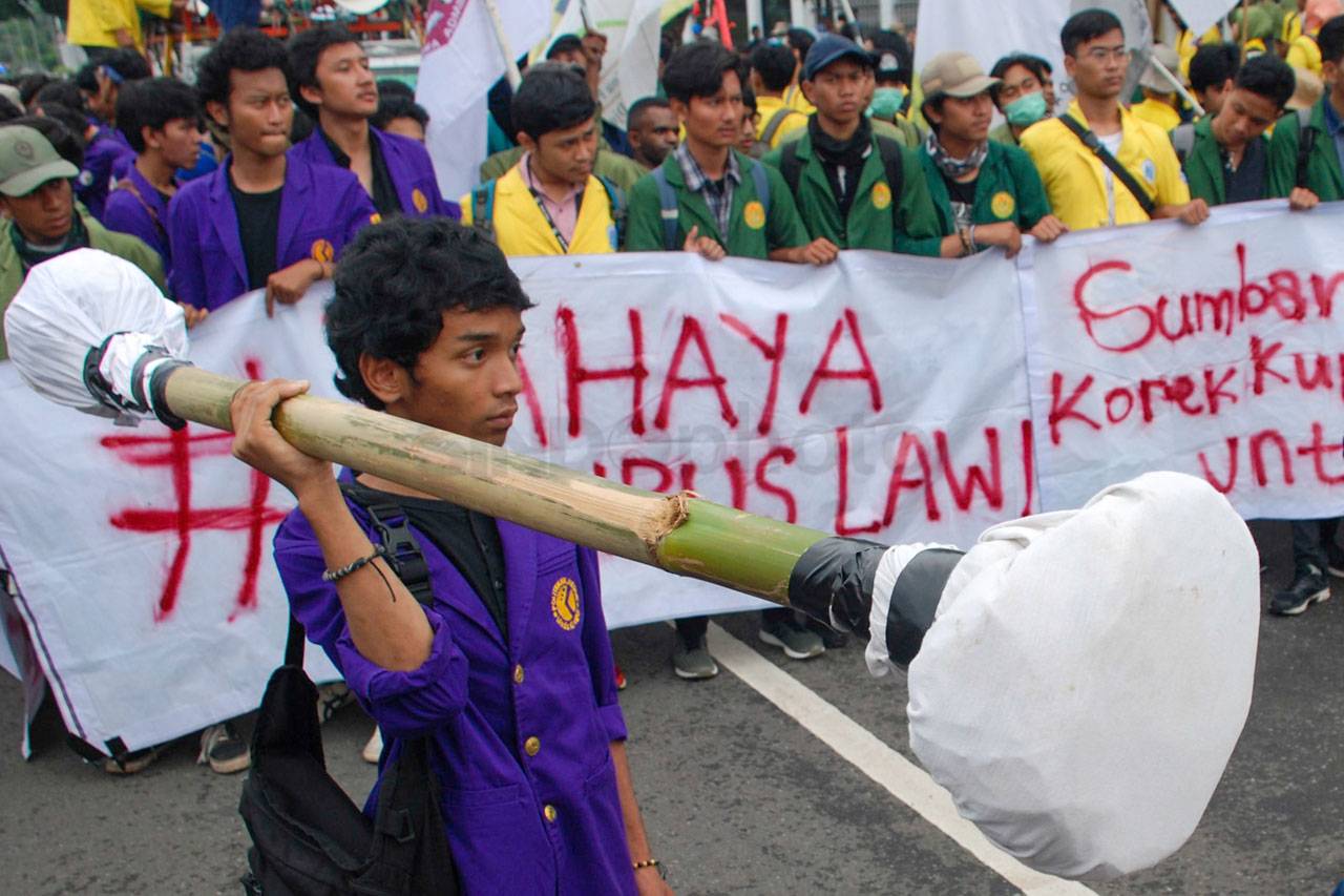 Mahasiswa Demo di DPR...