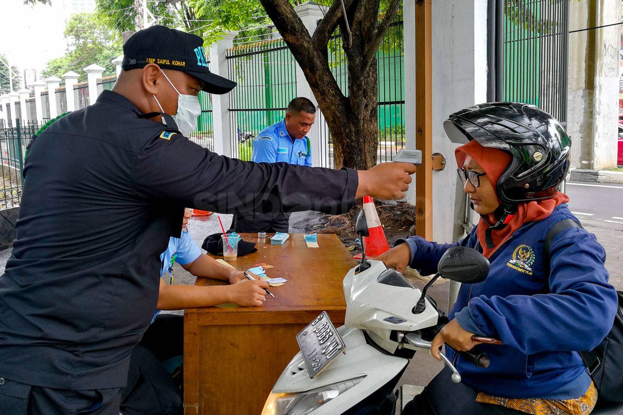 Pengecekan Suhu Tubuh...