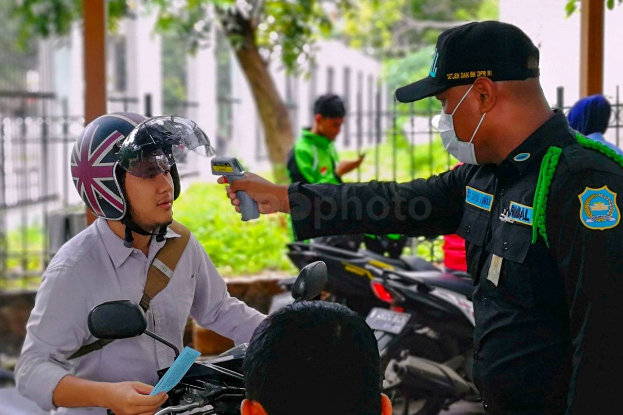Pengecekan Suhu Tubuh...