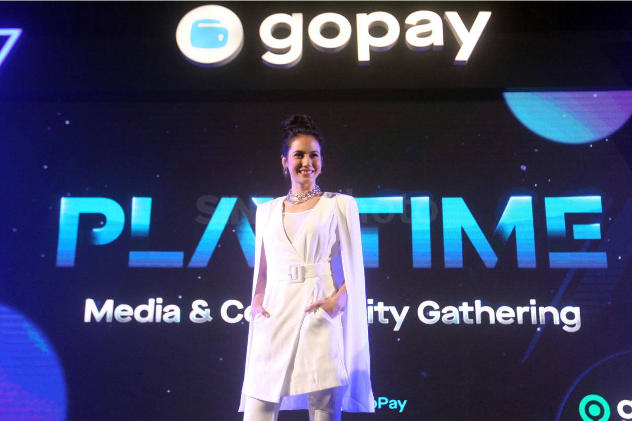 Gandeng Pevita Pearce,...