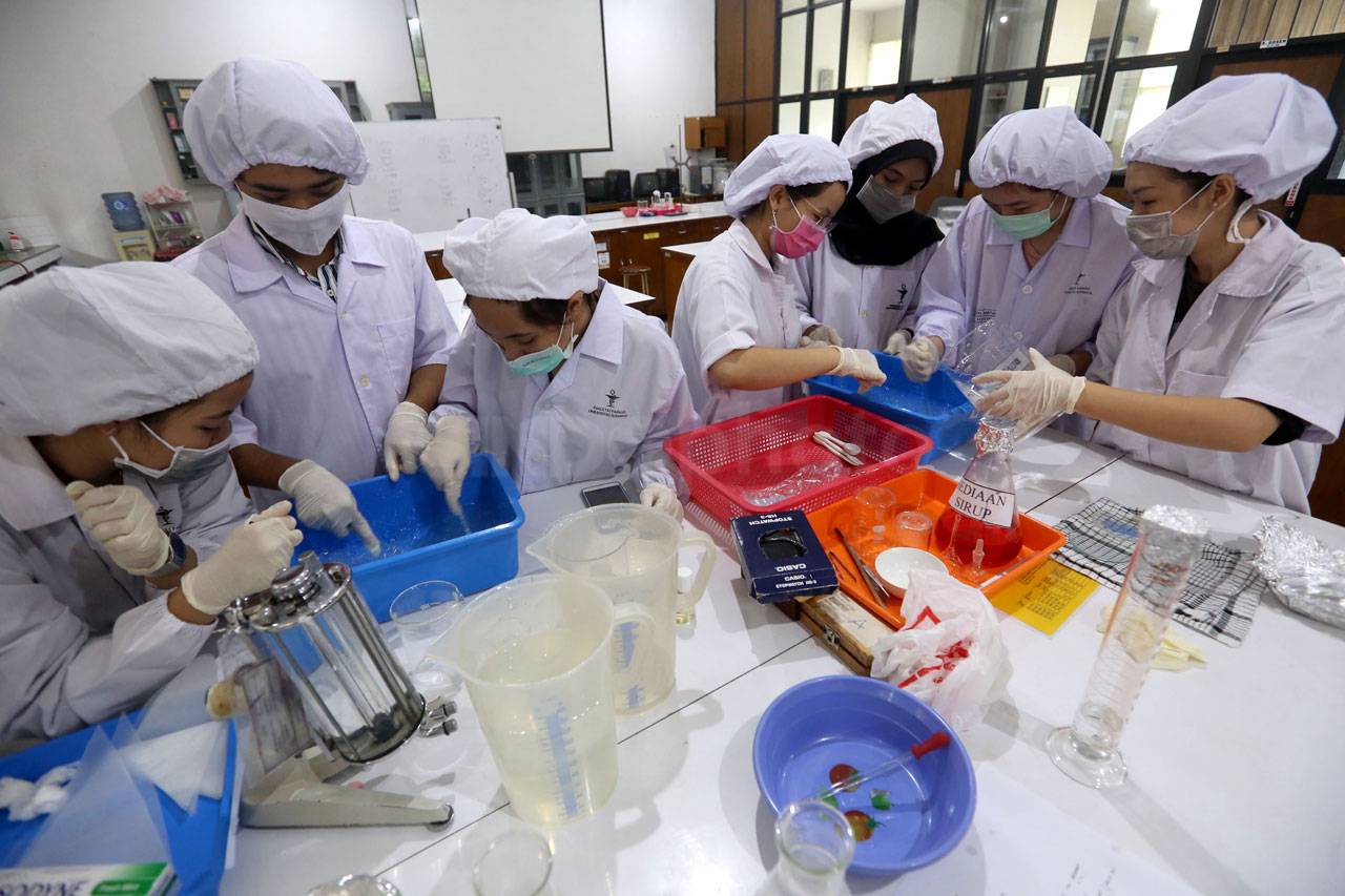 Mahasiswa Farmasi Ubaya...