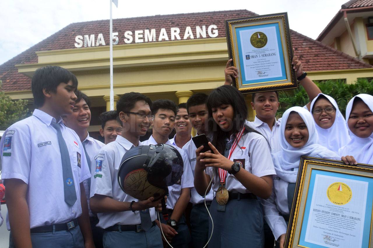 Siswa SMAN 5 Semarang...