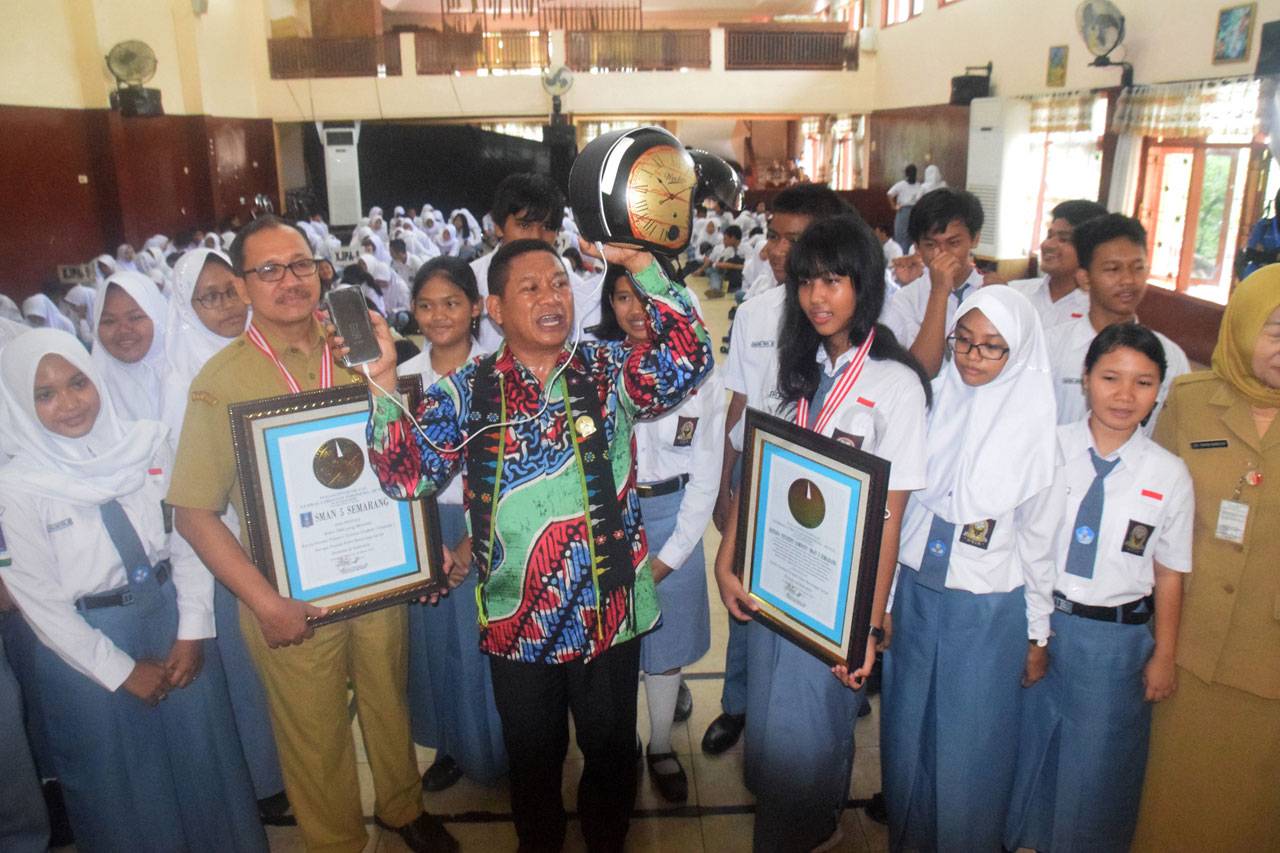 Siswa SMAN 5 Semarang...