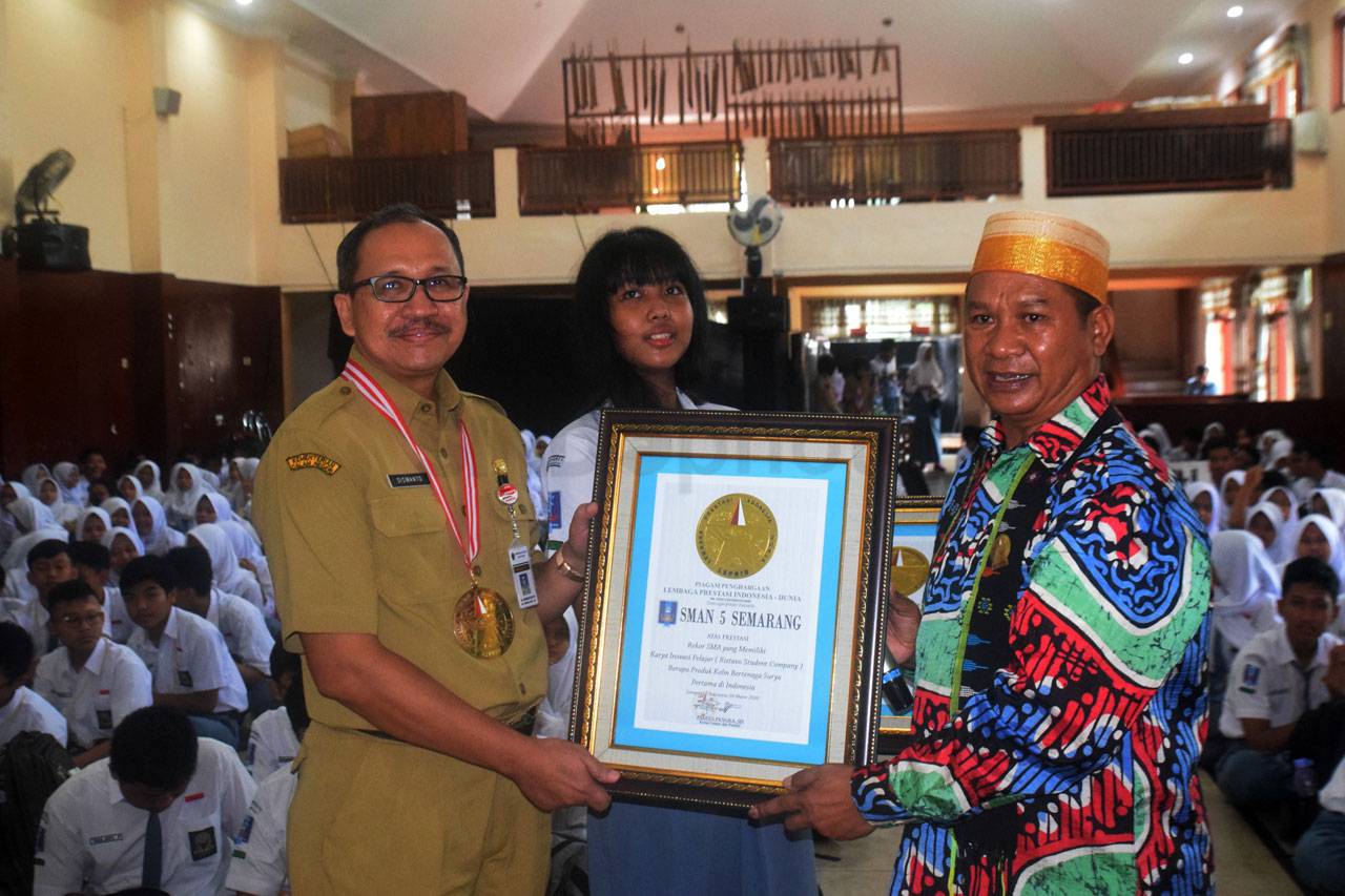 Siswa SMAN 5 Semarang...