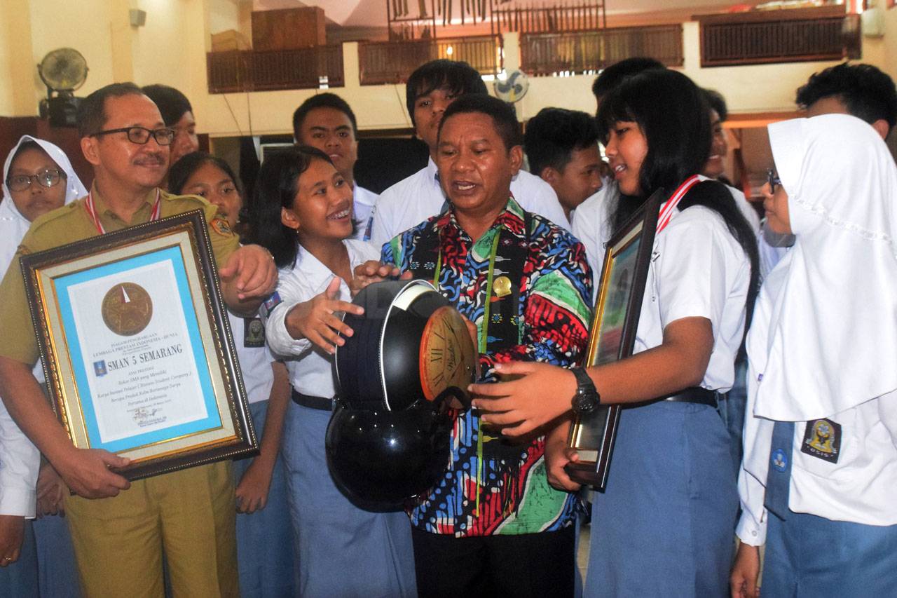 Siswa SMAN 5 Semarang...