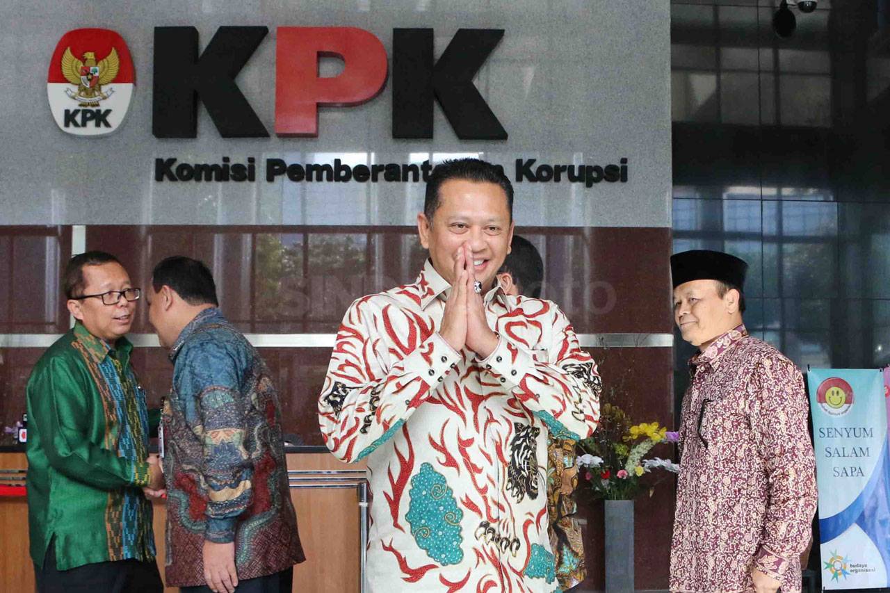 Pimpinan MPR Sambangi...